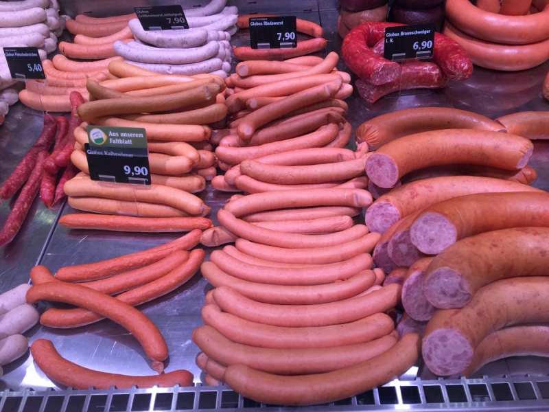 charcuterie-VINS SUR CARAMY-min_sausages_meat_butchery-1069321